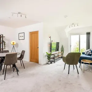 Pass The Keys Modern, Light And Airy 2 Bed Apt With Free Parking Apartment