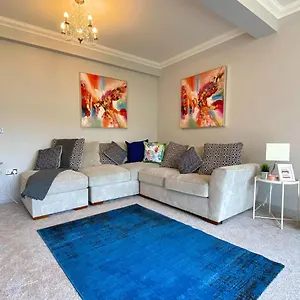 https://beautiful-large-5-bedroom-house-5-minute-walk-to-the.tophotelsbath.com